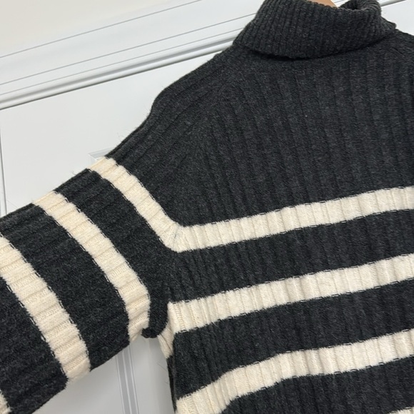 Oversized Medium Turtleneck Sweater with Side Slits - Picture 2 of 5